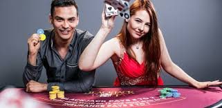 Layar bonus putaran gratis Treasures of Aztec dengan pengganda dan simbol Wild yang diperluas